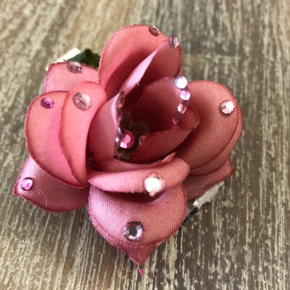 Michelle Roy flower hair clip